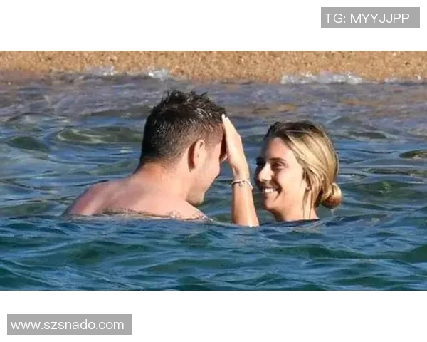 足球明星甜蜜互动花式秀恩爱引发粉丝热议与羡慕